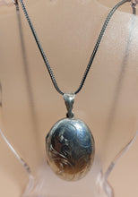 Φόρτωση εικόνας στο εργαλείο προβολής Συλλογής, ΑΣΗΜΕΝΙΟ  925⁰ ΜΕΝΤΑΓΙΟΝ ΕΓΚΟΛΠΙΟ ΦΩΤΟΓΡΑΦΙΩΝ ΜΕΓΑΛΟ ΟΒΑΛ ΜΕ  ΣΚΑΛΙΣΜΑΤΑ ΧΕΙΡΟΣ
