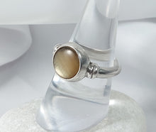 Load image into Gallery viewer, SILVER RING MOTHER OF PEARL OVAL CHAMPAGNE COLOUR
