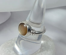 Load image into Gallery viewer, SILVER RING MOTHER OF PEARL OVAL CHAMPAGNE COLOUR
